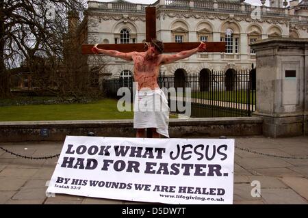 Cambridge, Cambridgeshire, Großbritannien. 29. März 2013. Ein Mann erschafft die Kreuzigung von Jesus Christus im Vorfeld bis zu Ostern auf der Königs-Parade im Schatten des Kings College, Cambridge, um der Öffentlichkeit die wahre Bedeutung von Ostern am Karfreitag zu erinnern. 29. März 2013. Stockfoto