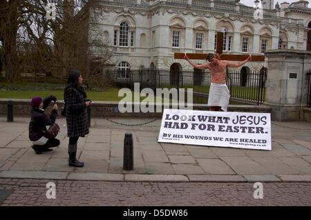 Cambridge, Cambridgeshire, Großbritannien. 29. März 2013. Ein Mann erschafft die Kreuzigung von Jesus Christus im Vorfeld bis zu Ostern auf der Königs-Parade im Schatten des Kings College, Cambridge, um der Öffentlichkeit die wahre Bedeutung von Ostern am Karfreitag zu erinnern. 29. März 2013. Stockfoto