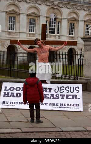 Cambridge, Cambridgeshire, Großbritannien. 29. März 2013. Ein Mann erschafft die Kreuzigung von Jesus Christus im Vorfeld bis zu Ostern auf der Königs-Parade im Schatten des Kings College, Cambridge, um der Öffentlichkeit die wahre Bedeutung von Ostern am Karfreitag zu erinnern. 29. März 2013. Stockfoto