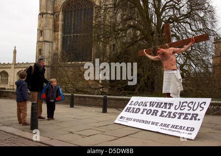 Cambridge, Cambridgeshire, Großbritannien. 29. März 2013. Ein Mann erschafft die Kreuzigung von Jesus Christus im Vorfeld bis zu Ostern auf der Königs-Parade im Schatten des Kings College, Cambridge, um der Öffentlichkeit die wahre Bedeutung von Ostern am Karfreitag zu erinnern. 29. März 2013. Stockfoto