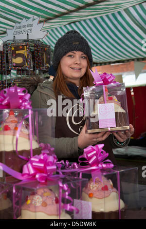 Die Stadt York, Yorkshire, Großbritannien gut Freitag, 29. März 2013. Olivia Dickons 16, von York halten einen Box Cup Schokoladenkuchen im besonderen jährlichen Ostern basteln und Essen Fayre gehalten in St. Sampson Square und Parliament Street wo Straßenhändler ihre waren füllen die Straßen mit dem Geschmack und Gerüche der gute Yorkshire Tarif ausstellen. Stockfoto