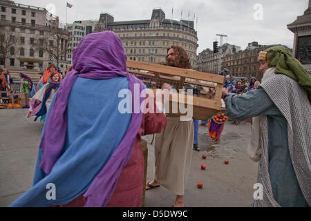 London, UK. 29. März 2013. Das Leiden Jesu am Trafalgar Square in London. Die ersten Passionsspiele, die live übertragen werden weltweit über das Internet.  Bildnachweis: Julio Etchart/Alamy Live-Nachrichten Stockfoto