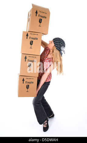 Frau Ausgleich mit einem Stapel Kartons, bereit zu fallen. Stockfoto