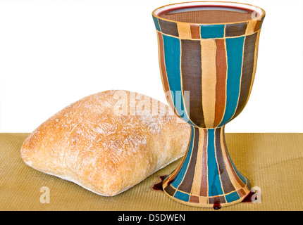 Wein und Brot auf die Heilige Kommunion. Beschneidungspfad für weißen Hintergrund enthält. Stockfoto