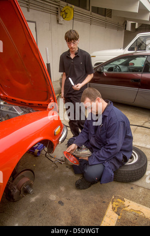 Ein Teenager spricht mit seinem Lehrer Lehrer, wenn sie im Freien auf einem Auto im Auto-laden-Klasse in San Clemente, Kalifornien gemeinsam. Stockfoto