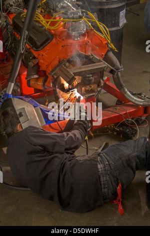 Ein teenboy Bogen Schweißnähte eine Motorunterstützung in eine High-School-Auto-Shop-Klasse in San Clemente, Kalifornien, Stockfoto