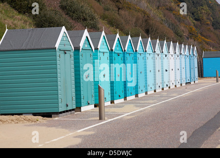 Blaue Strandhütten auf der Promenade zwischen Boscombe und Bournemouth, Dorset UK im März Stockfoto