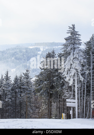 Eine Skipiste im Schneeschuh-Resort mit dem Berg hinter. Schneeschuh, WV Stockfoto