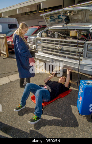 Tragen Schutzbrille kaukasische Mädchen im Teenageralter gemeinsam im Auto-laden-Klasse in San Clemente, Kalifornien. Stockfoto