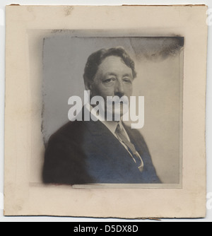 Ein Vintage-Porträt von Reginald Birch, einem Illustrator, das ein Foto eines älteren Herrn mit Schnurrbart zeigt. Das Foto spiegelt den Porträtstil des späten 19. Und frühen 20. Jahrhunderts wider. Stockfoto