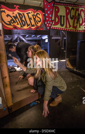 Kaukasische und Hispanic Gymnasiasten Drama verwenden Pinsel vorzubereiten ein Set für eine Schulaufführung in San Clemente, Kalifornien. Stockfoto