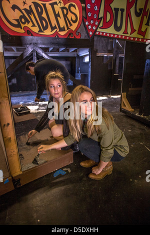 Kaukasische und Hispanic Gymnasiasten Drama verwenden Pinsel vorzubereiten ein Set für eine Schulaufführung in San Clemente, Kalifornien. Stockfoto