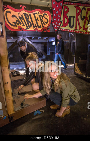 Kaukasische und Hispanic Gymnasiasten Drama verwenden Pinsel vorzubereiten ein Set für eine Schulaufführung in San Clemente, Kalifornien. Stockfoto