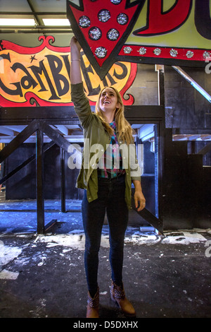 Kaukasische und Hispanic Gymnasiasten Drama verwenden Pinsel vorzubereiten ein Set für eine Schulaufführung in San Clemente, Kalifornien. Stockfoto