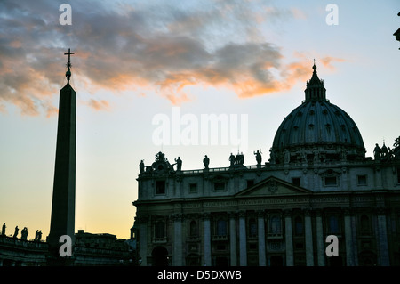 Der Petersdom vor Dämmerung Himmel gesehen Stockfoto