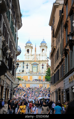 Die spanische Treppe vom Via Condotti in Rom gesehen Stockfoto
