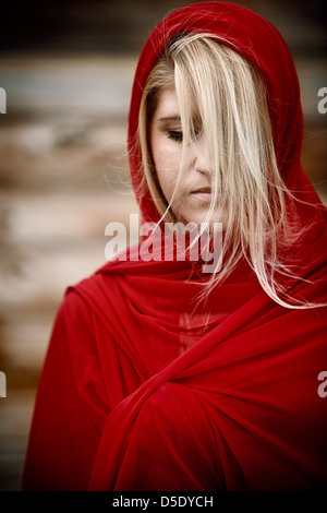 Frau im roten Schleier Stockfoto