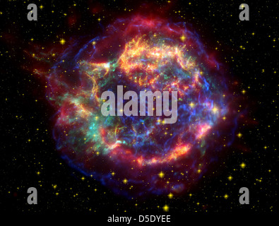 Cassiopeia A, beobachtet vom Chandra X-ray Observatory, ist ein Überrest von Supernova, der in einem farbenfrohen Verbundbild mit detaillierter Struktur, Sternen und umgebenden Nebeln aufgenommen wurde und Daten für astrophysikalische Studien liefert. Stockfoto