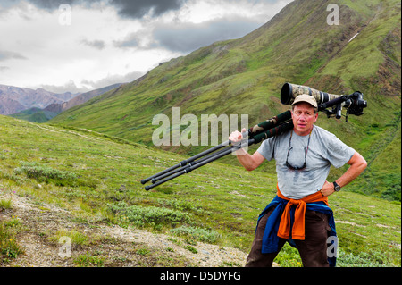 Porträt von professionellen Fotografen mit großen Teleobjektiv & Stativ, Denali National Park, Alaska, AK Stockfoto