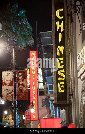 Anzeichen für Graumans Chinese Theatre und Madame Tussauds am Hollywood Boulevard in Hollywood, Los Angeles, CA Stockfoto