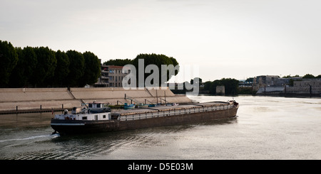 Lastkahn auf dem Fluss Rhone, Arles Stockfoto