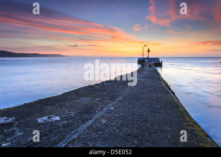 Banjo-Pier in Looe in South East Cornwall, bei Sonnenaufgang eingefangen. Stockfoto