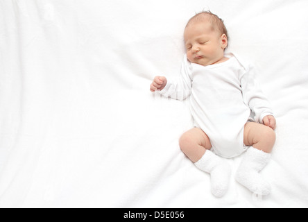 Schlafendes Baby auf Rückseite auf weißen Bett Stockfoto