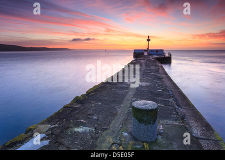 Banjo-Pier in Looe in South East Cornwall, bei Sonnenaufgang eingefangen. Stockfoto