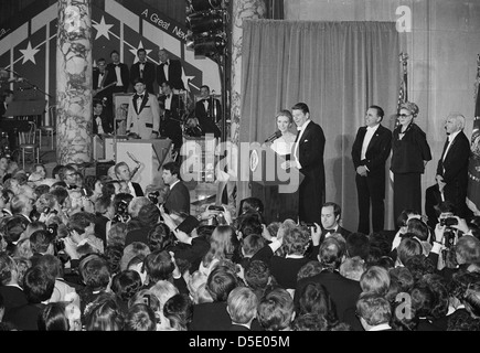 Dieses Foto vom Ball zur Amtseinführung des Präsidenten 1981 zeigt Präsident Ronald W. Reagan und Mrs. Nancy Reagan, die den Beginn der Präsidentschaft Reagans in einer festlichen Atmosphäre markieren. Stockfoto