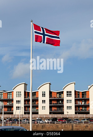 Flagge, die über St. Helier Marina, Jersey, Kanalinseln, UK Stockfoto