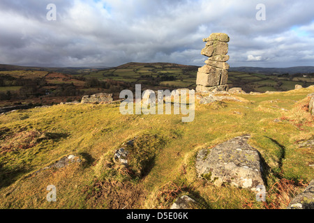 Die Bowermans Nase in der Nähe von Manaton auf Dartmoor, erfasst einen kurzen Zeitraum von Sonnenlicht an einem stürmischen Winter-Nachmittag Stockfoto