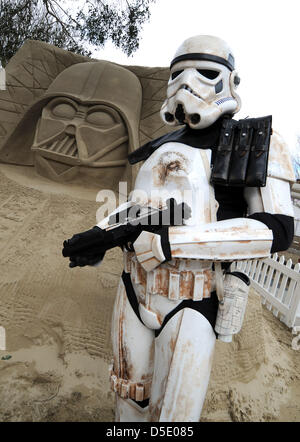 Eröffnung der weltweit ersten Science-Fiction Themen Sandskulpturen Ausstellung bei Sandworld in Weymouth, Dorset, Großbritannien. Stockfoto