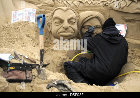 Eröffnung der weltweit ersten Science-Fiction Themen Sandskulpturen Ausstellung bei Sandworld in Weymouth, Dorset, Großbritannien. Einige Skulpturen sind 4 Meter hoch und 6 oder 7 Metern Durchmesser. Designer von Darth Vader und Storm Trooper Film Kostüme Brian Muir war Ehrengast und hatte einige grobe Behandlung von der schwarzen Umhang Bedrohung in der Band Schneiden. 29. März 2013 Bild von: DORSET MEDIENDIENST Stockfoto