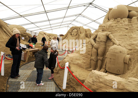 Eröffnung der weltweit ersten Science-Fiction Themen Sandskulpturen Ausstellung bei Sandworld in Weymouth, Dorset, Großbritannien. Einige Skulpturen sind 4 Meter hoch und 6 oder 7 Metern Durchmesser. Designer von Darth Vader und Storm Trooper Film Kostüme Brian Muir war Ehrengast und hatte einige grobe Behandlung von der schwarzen Umhang Bedrohung in der Band Schneiden. 29. März 2013 Bild von: DORSET MEDIENDIENST Stockfoto