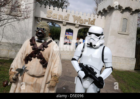 Eröffnung der weltweit ersten Science-Fiction Themen Sandskulpturen Ausstellung bei Sandworld in Weymouth, Dorset, Großbritannien. Stockfoto