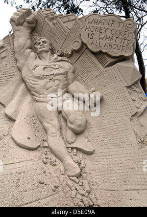 Eröffnung der weltweit ersten Science-Fiction Themen Sandskulpturen Ausstellung bei Sandworld in Weymouth, Dorset, Großbritannien. Einige Skulpturen sind 4 Meter hoch und 6 oder 7 Metern Durchmesser. Designer von Darth Vader und Storm Trooper Film Kostüme Brian Muir war Ehrengast und hatte einige grobe Behandlung von der schwarzen Umhang Bedrohung in der Band Schneiden. 29. März 2013 Bild von: DORSET MEDIENDIENST Stockfoto