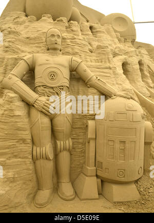 Eröffnung der weltweit ersten Science-Fiction Themen Sandskulpturen Ausstellung bei Sandworld in Weymouth, Dorset, Großbritannien. Einige Skulpturen sind 4 Meter hoch und 6 oder 7 Metern Durchmesser. Designer von Darth Vader und Storm Trooper Film Kostüme Brian Muir war Ehrengast und hatte einige grobe Behandlung von der schwarzen Umhang Bedrohung in der Band Schneiden. 29. März 2013 Bild von: DORSET MEDIENDIENST Stockfoto