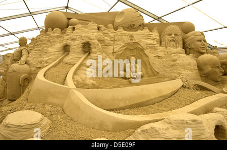 Eröffnung der weltweit ersten Science-Fiction Themen Sandskulpturen Ausstellung bei Sandworld in Weymouth, Dorset, Großbritannien. Einige Skulpturen sind 4 Meter hoch und 6 oder 7 Metern Durchmesser. Designer von Darth Vader und Storm Trooper Film Kostüme Brian Muir war Ehrengast und hatte einige grobe Behandlung von der schwarzen Umhang Bedrohung in der Band Schneiden. 29. März 2013 Bild von: DORSET MEDIENDIENST Stockfoto