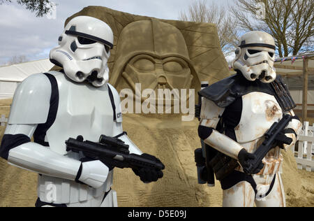 Eröffnung der weltweit ersten Science-Fiction Themen Sandskulpturen Ausstellung bei Sandworld in Weymouth, Dorset, Großbritannien. Stockfoto