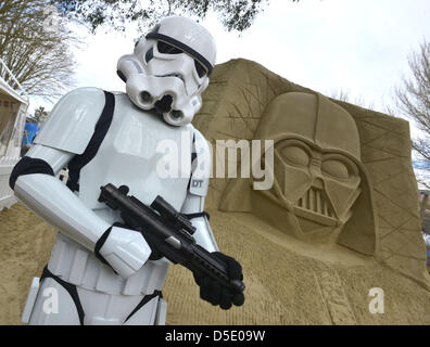 Eröffnung der weltweit ersten Science-Fiction Themen Sandskulpturen Ausstellung bei Sandworld in Weymouth, Dorset, Großbritannien. Stockfoto