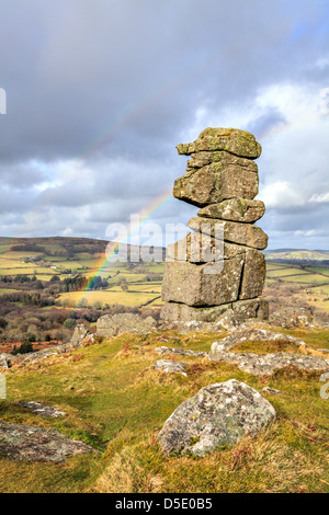 Ein Regenbogen hinter dem Bowerman Nase in der Nähe von Manaton auf Dartmoor Stockfoto