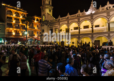 Nachtansicht der Menschenmenge in Los Portales am Karneval, Veracruz, Mexiko Stockfoto