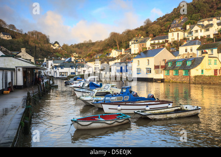 Hafen von Polperro in Cornwall aufgenommen kurz nach Sonnenaufgang Stockfoto