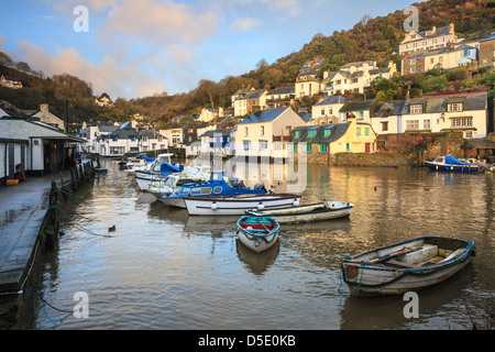 Hafen von Polperro in Cornwall aufgenommen kurz nach Sonnenaufgang Stockfoto