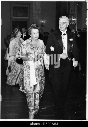 Maria Goeppert-Mayer (1906 – 1972), Wandern in der Nobel-Zeremonie mit König Gustaf Adolf Stockfoto