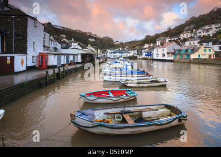 Hafen von Polperro in Cornwall, kurz vor Sonnenaufgang eingefangen. Stockfoto