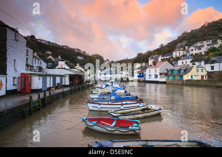 Hafen von Polperro in Cornwall, kurz vor Sonnenaufgang eingefangen. Stockfoto