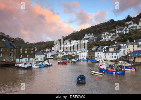 Hafen von Polperro in Cornwall, kurz vor Sonnenaufgang eingefangen. Stockfoto