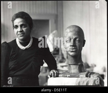 Selma Burke, US-amerikanischer Bildhauer, 1900-1995, in ihrem Atelier Stockfoto