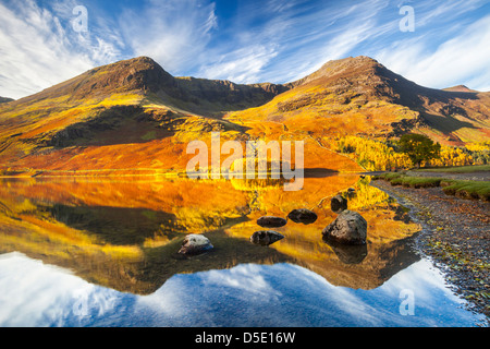 Buttermere im Lake District National Park.  Gefangen an einem noch morgen im Herbst Stockfoto